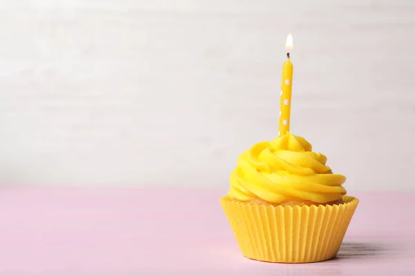 Délicieux Cupcake Anniversaire Avec Crème Bougie Allumée Sur Table Rose — Photo