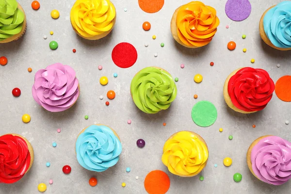 Kolorowe Babeczki Urodzinowe Jasnoszary Stół Płaski Leżak — Zdjęcie stockowe
