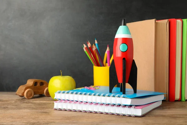 Juguete Brillante Cohete Útiles Escolares Escritorio Madera Espacio Para Texto — Foto de Stock