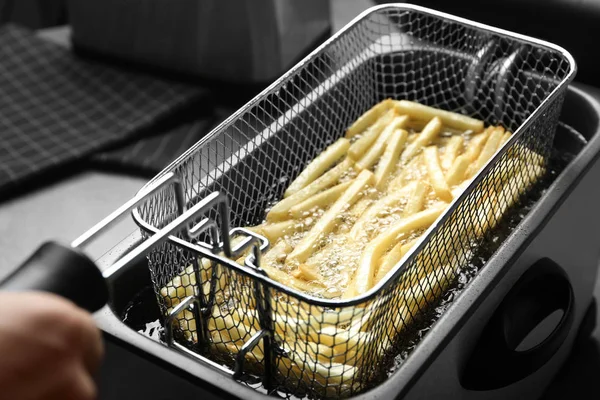 Lezzetli Patates Kızartması Pişiriyorum Sıcak Yağda Yakından — Stok fotoğraf
