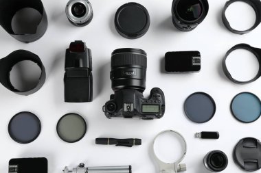 Beyaz arka plan üzerinde profesyonel fotoğrafçı için ekipman ile düz yatıyordu kompozisyon