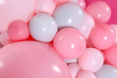 Pembe arka planda güzel renkli balonlar, yakın plan