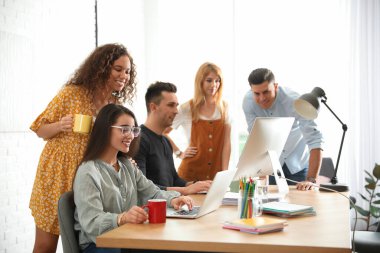 Ofiste çalışan profesyonel tasarımcı takımı.