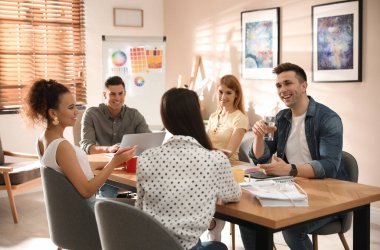 Ofiste çalışan profesyonel tasarımcı takımı.