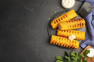 Siyah masada nefis ızgara mısır koçanları. Metin için boşluk