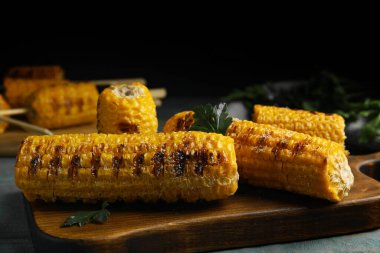 Tahtada nefis ızgara mısır koçanları.