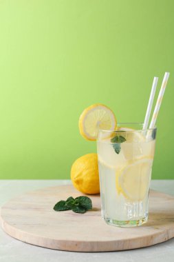 Işık masasında cam içinde nefis limonata.