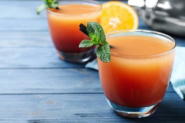 Mavi ahşap masada taze kokteyl bardakları. Metin için boşluk