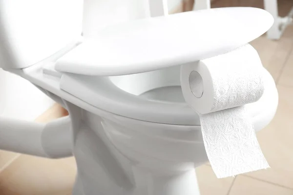 Neue Papierrolle Auf Toilettensitz Badezimmer — Stockfoto