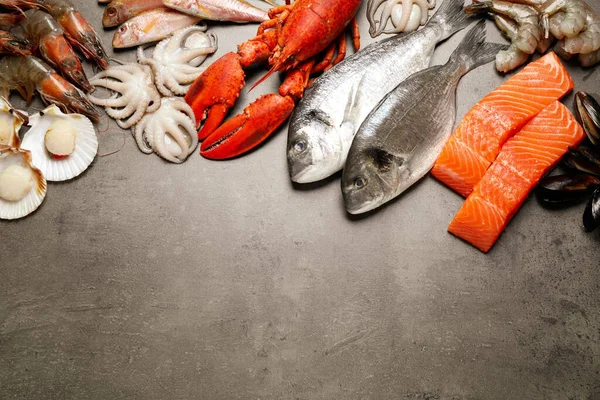 Frischer Fisch Und Meeresfrüchte Auf Grauem Tisch Flach Gelegt Raum — Stockfoto