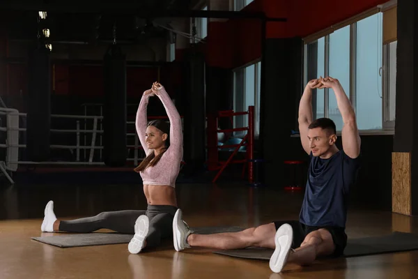 Spor salonunda paspaslar üzerinde egzersiz yapan çift. — Stok fotoğraf
