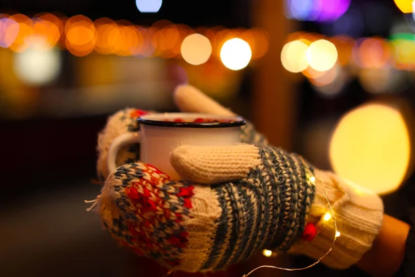 Mulher com vinho quente na feira de inverno, close-up — Fotografia de Stock