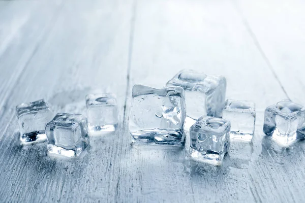 Кришталево Чисті Кубики Льоду Краплями Води Білому Дерев Яному Столі — стокове фото