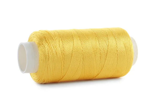 Carretel de fio de costura amarelo isolado em branco — Fotografia de Stock