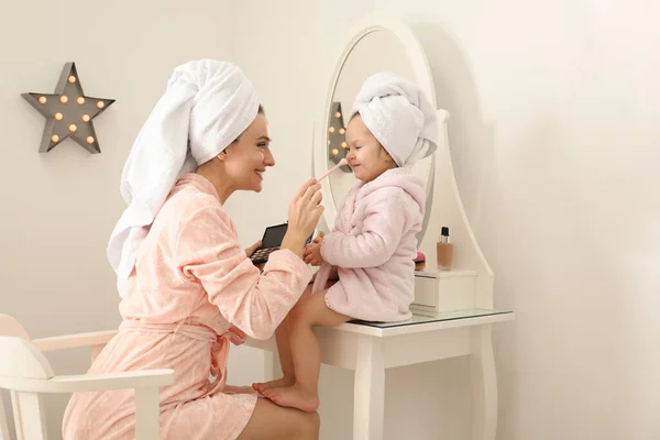 Jeune mère et petite fille se maquillent à la coiffeuse — Photo