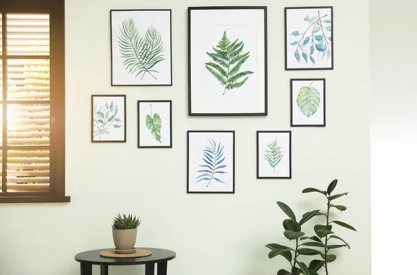 Interior ruang tamu dengan lukisan daun tropis berwarna putih — Stok Foto