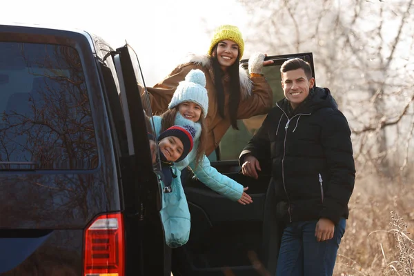 Uomo felice vicino auto moderna con la sua famiglia all'aperto — Foto Stock