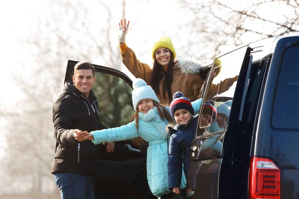 Ευτυχισμένος άνθρωπος κοντά σύγχρονο αυτοκίνητο με την οικογένειά του σε εξωτερικούς χώρους — Φωτογραφία Αρχείου
