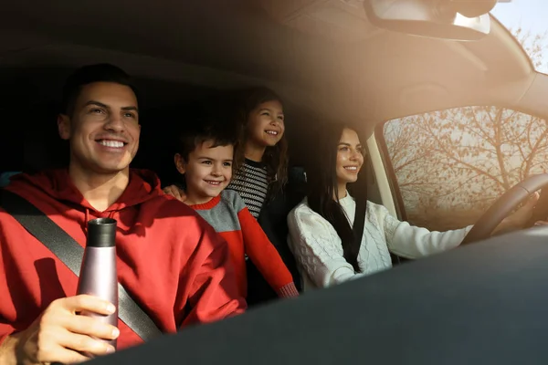 Familia feliz con niños pequeños dentro de coche moderno — Foto de Stock