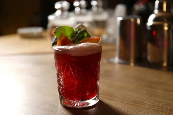 Ein Glas Frischer Alkoholischer Cocktail Auf Der Theke — Stockfoto