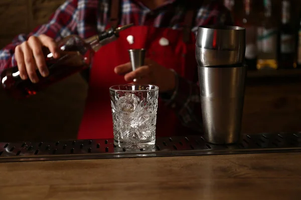Бармен Готує Свіжий Алкогольний Коктейль Барною Стійкою Фокусується Склі — стокове фото