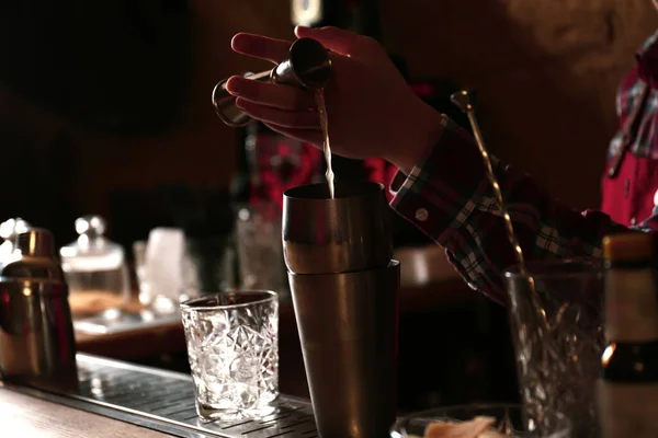 Bartender Förbereder Färsk Alkoholhaltig Cocktail Vid Bardisken Närbild — Stockfoto