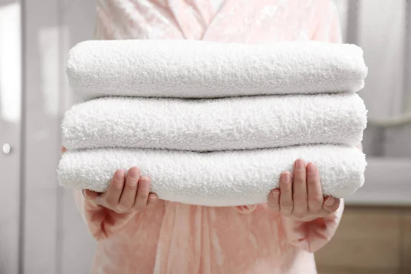 Mujer sosteniendo toallas frescas en el baño, primer plano —  Fotos de Stock