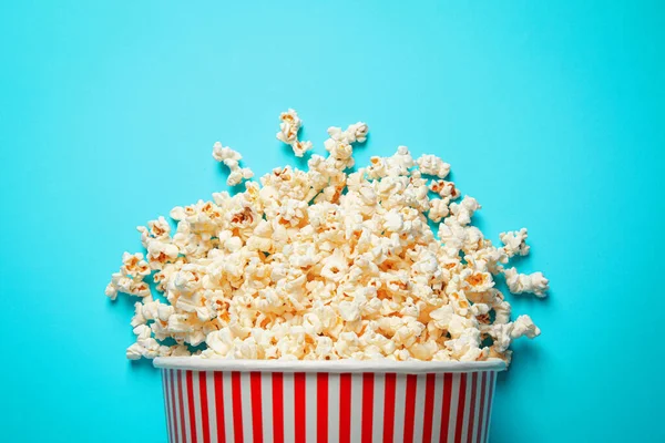 Umgekippter Papiereimer Mit Leckerem Popcorn Auf Hellblauem Hintergrund Ansicht Von — Stockfoto