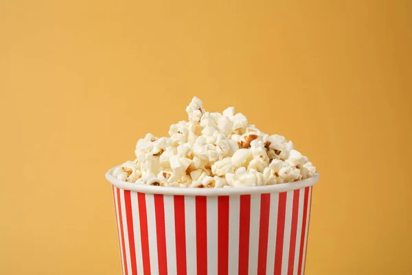 Köstliches Popcorn Pappbecher Auf Gelbem Hintergrund Nahaufnahme — Stockfoto