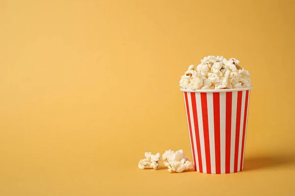 Leckeres Popcorn Auf Gelbem Hintergrund Raum Für Text — Stockfoto