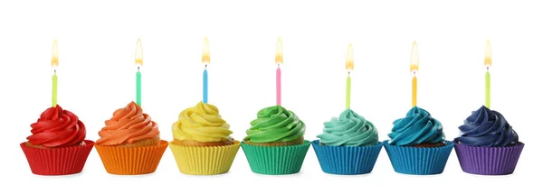 Deliciosos cupcakes de cumpleaños con velas aisladas en blanco — Foto de Stock