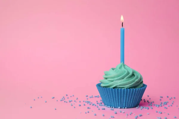 Lahodný narozeninový dortík s tyrkysovou smetanou a pálící tyrkysovou tyrkví — Stock fotografie