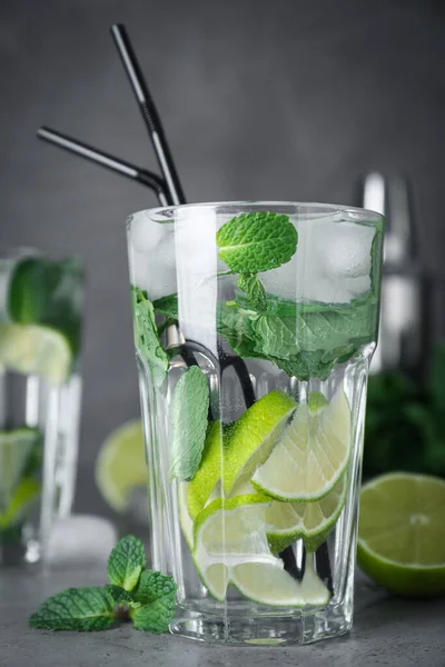 Bicchiere di cocktail Mojito fresco sul tavolo grigio, primo piano — Foto Stock