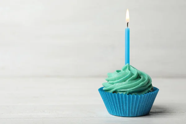 Leckerer Geburtstagskuchen Mit Sahne Und Brennender Kerze Auf Weißem Holztisch — Stockfoto