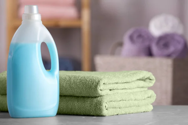 Toalhas Limpas Dobradas Detergente Mesa Banheiro — Fotografia de Stock