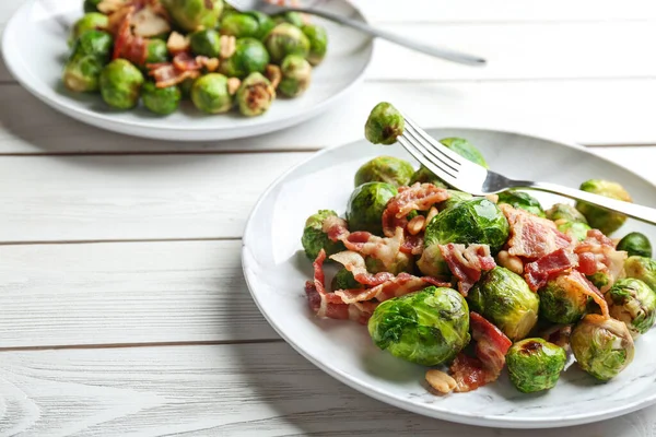 Deliziosi Cavoletti Bruxelles Con Pancetta Sul Tavolo Legno Bianco — Foto Stock