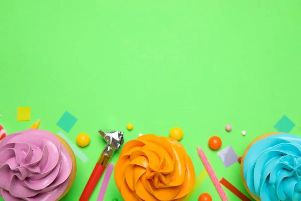 Composizione flat lay con colorati cupcake di compleanno su ba verde — Foto Stock