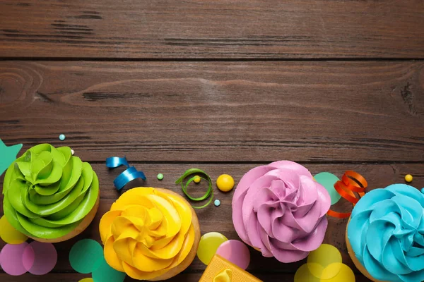 Düz Kompozisyon Ahşap Masada Renkli Doğum Günü Pastaları Metin Için — Stok fotoğraf