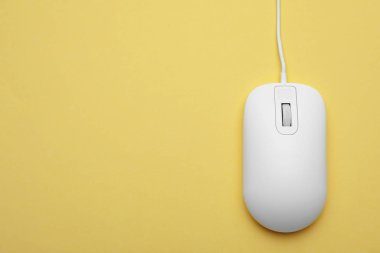 Sarı arka planda kablolu bilgisayar faresi, üst görüntü. Metin için boşluk