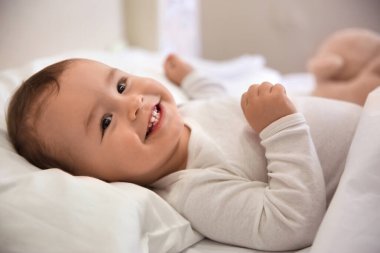 Rahat bir karyolada yatan tatlı bir bebek. Yatma zamanı.