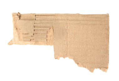 Yırtık karton parçası beyaza izole edilmiş.