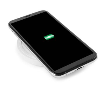Kablosuz ped ile şarj cep telefonu beyaz üzerinde izole