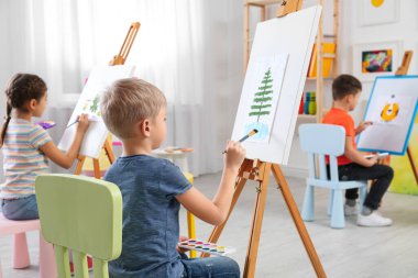 Sınıfta resim yaparken sevimli küçük çocuklar.