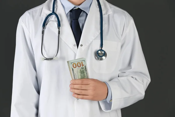 Dokter met steekpenningen op zwarte achtergrond, close-up. Corruptie in mij — Stockfoto