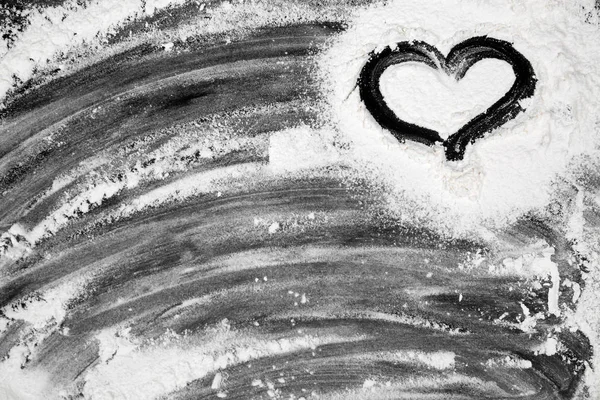 Малюнок Серця Борошні Розкиданому Чорному Столу Вид Зверху — стокове фото