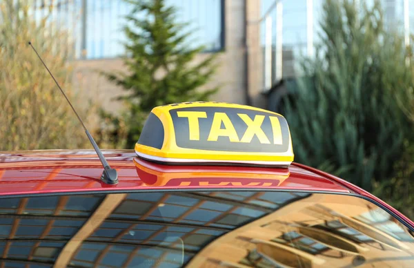 Luce Sul Tetto Con Scritta Taxi Sulla Macchina All Aperto — Foto Stock