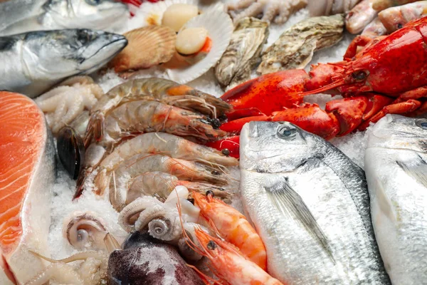 Świeże Ryby Owoce Morza Lodzie Zbliżenie — Zdjęcie stockowe