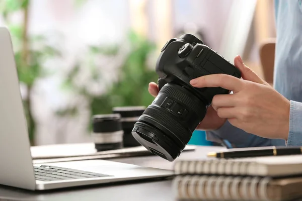 Jornalista com câmera trabalhando na mesa, close-up — Fotografia de Stock