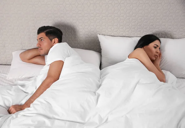 Pareja infeliz con problemas de relación después de la pelea en la cama — Foto de Stock