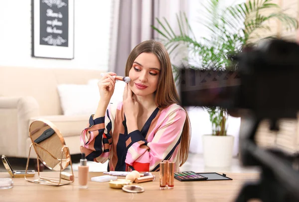 Beauty blogger recording makeup tutorial at home — Stock Photo, Image